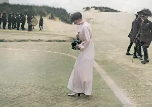 Photographing: Queen of Belgium photographing presentation, WW1