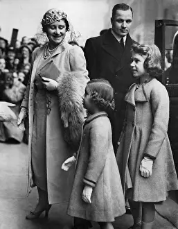 Attendance: Queen Elisabeth with her daughters at a concert, 1937