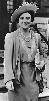 Gasmasks: Queen Elizabeth in 1939
