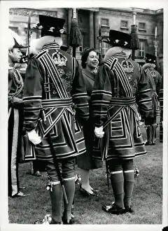 Bippa: Queen Elizabeth II chatting with Yeomen of the Guard