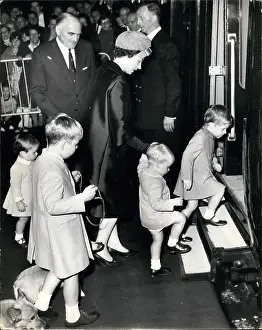 Linley: Queen Elizabeth II with children, Euston Station