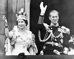 8000: Queen Elizabeth II and Duke of Edinburgh wave from balcony