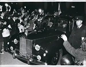 Hoke: Queen Elizabeth II returns to London from Canada