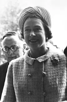 John Benton Harris (iln): Queen Elizabeth II visiting the V&A