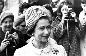 John Benton Harris (iln): Queen Elizabeth II visiting the V&A