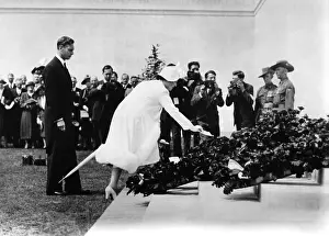 Dedication: Queen Elizabeth and King George VI in front