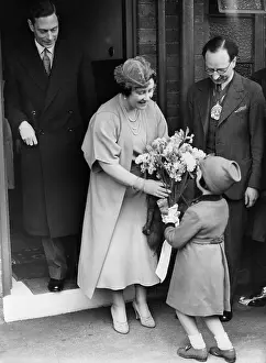 Handed: Queen Elizabeth and King George VI in the poor