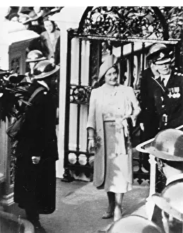 Peto: Queen Elizabeth with Superintendent Peto, WW2