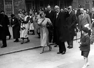 Engagement: Queen Elizabeth visiting the poor district of Shoreditch