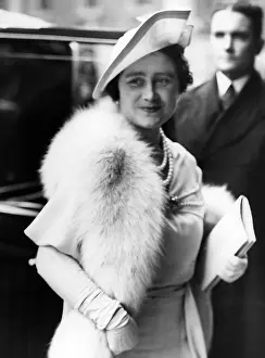 Hosting: Queen Elizabeth visits an exhibition, 1939