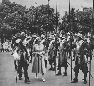 Pikeman: The Queen inspects pikemen and musketeers