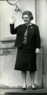 Huis: Queen Juliana of the Netherlands waving