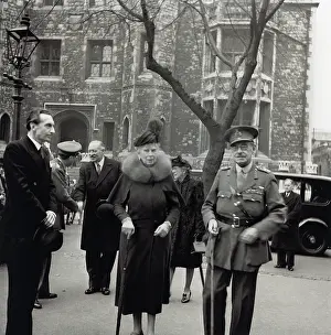 Armouries: Queen Mary visits the Tower of London