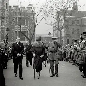 Armouries: Queen Mary visits the Tower of London
