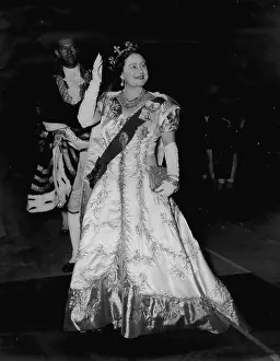 Alighting: Queen Mother waving on return to Buckingham Palace