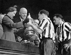 Cowell: The Queen presents the F.A. Cup to Newcastle