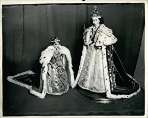 Replicas: Queen replicas, coronation souvenirs