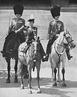 Beefeater: The Queen salutes on horseback