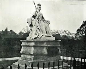 Terry Parker: Queen Victoria statue, Kensington Gardens, London
