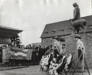 Aunt: Former Queen Wilhelmina unveiling statue, Winterswijk