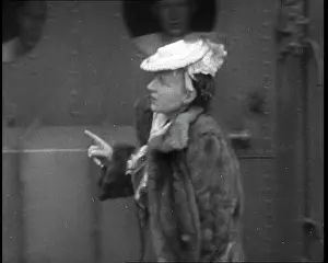 Wilhelmina: Queen Wilhelmina Walking Ashore In Dover