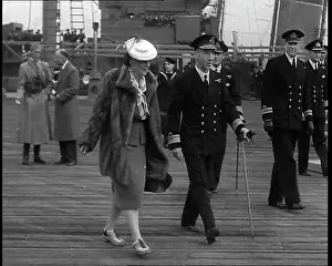 Wilhelmina: Queen Wilhelmina Walking Ashore In Dover