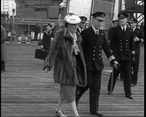 Wilhelmina: Queen Wilhelmina Walking Ashore In Dover