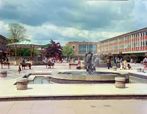Crawley: Queen's Square, Crawley