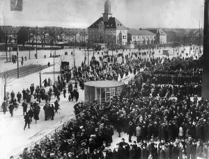 Hardly: Queue in front of the Arbeitsamt - Job Center Berlin, 1932