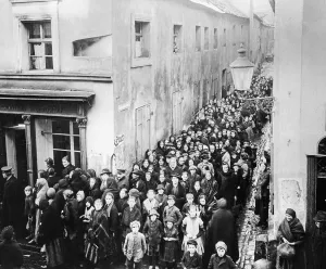 Exhaustion: Queue in front of a bakery, 1917