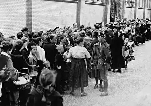Cheap: Queue in front of a Berlin Freibank during the inflation, 19