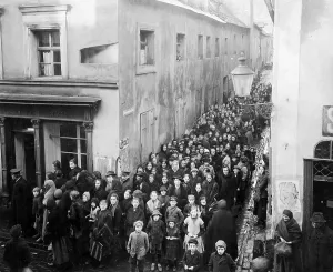 Butchery: Queue at a butchery during the First World War