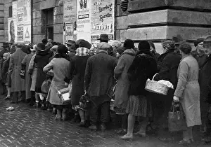 Cheap: Queue in front of the cheap meat counter during the inflatio