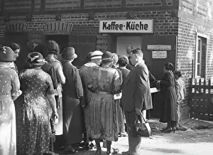 Treptow: Queue in front of a coffee shop, 1938