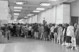 Queues: Queue in Detsky Mir shop in Moscow, 1991