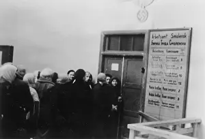 Regulates: Queue before the employment office in Smolensk, 1942