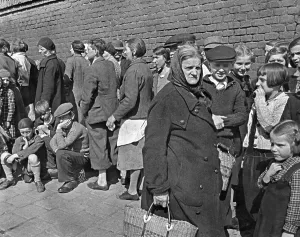 Queue: Queue before the food issue, 1938