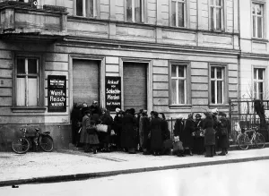 Sausage: Queue in front of a horse butcher, 1943