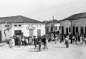 Chisinau: Queue in Jewish ghetto of Chisinau, 1941