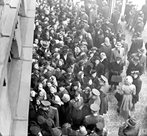 Mucha: Queue - line - shopping - shoppers - crowd