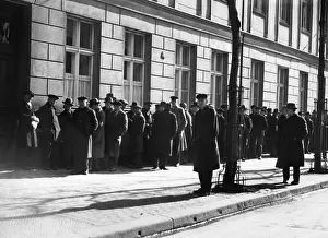 Needy: Queue for lunch, 1929-1932