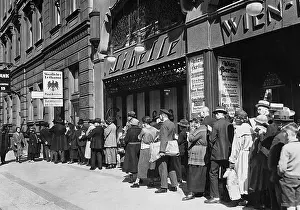 Valuables: Queue in front of the pawn shop in Berlin, 1924