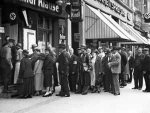 1933 1945: Queue in front of a polling station in Berlin during the