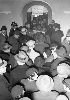 Thus: Queue in front of a polling station for foreign