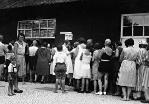Mueggelsee: Queue at the pool Mueggelsee, 1931