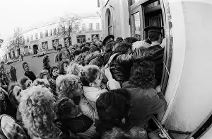 Causes: Queue in shoe shop in Yaroslavl, 1990