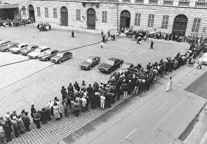 Plazas: Queue at Spanish Riding School