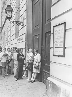 Josefsplatz: Queue at Spanish Riding School