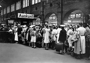 Fond: Queue at the Stettin railway station in Berlin, 1935