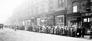 Keighley: Queue for sugar in Keighley in 1917